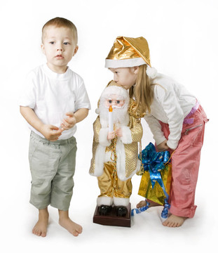 小孩抱著禮物親吻Santa