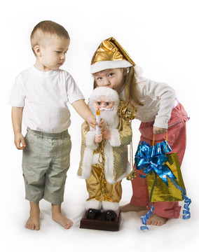 小孩抱著禮物親吻Santa