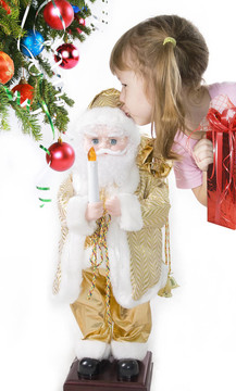 小女孩手捧禮物親吻Santa