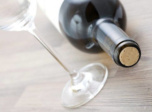 酒瓶和玻璃杯