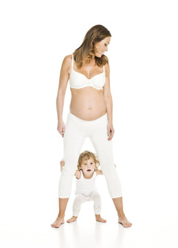 懷孕的女人和她的女兒
