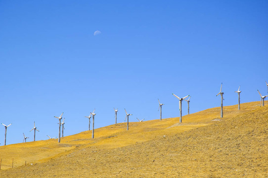 加利福尼亞北部山坡上風(fēng)力發(fā)電機(jī)