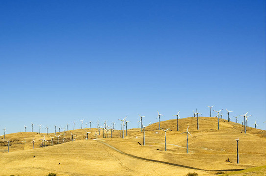加利福尼亞北部山坡上風(fēng)力發(fā)電機