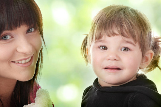 一個(gè)2歲的女孩的肖像