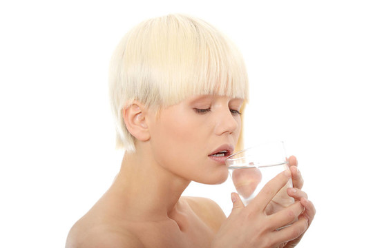 女子的飲用水