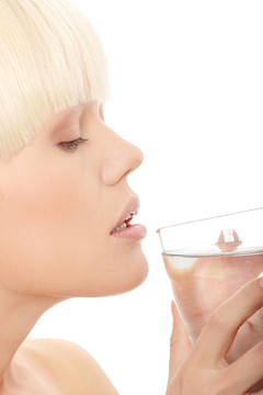 女子的飲用水