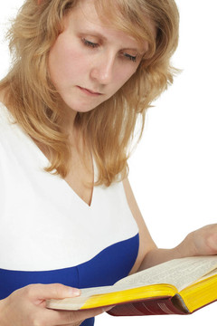 一個(gè)女人在白色的書上讀一本書