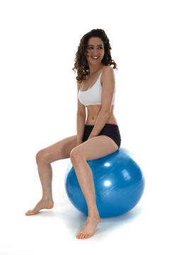 在Pilates Ball的年輕女子