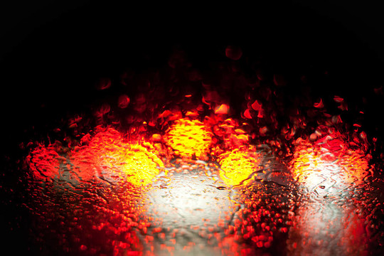 雨中的模糊的汽車燈