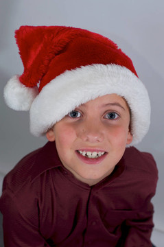接近與santa帽子的男孩