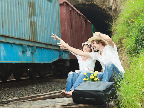 列車軌道上的夫婦