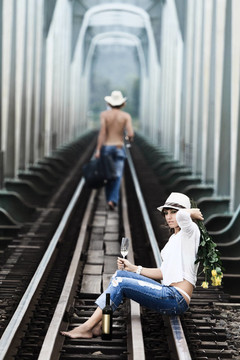 列車軌道上的夫婦