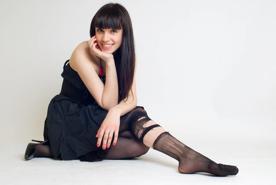 穿著破絲襪的年輕女人