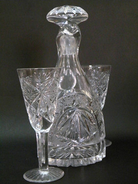 水晶瓶和兩杯