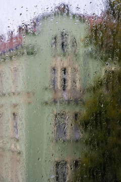 雨。