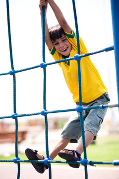 年輕的孩子在playstructure