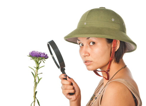 戴著遮陽帽的女孩對花