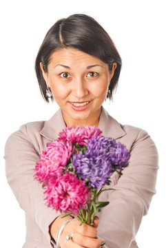 美麗的年輕女子帶著一束鮮花