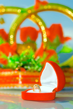 兩個(gè)在紅盒子里的結(jié)婚戒指