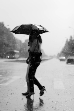 兩個(gè)女人在雨中漫步