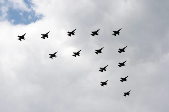 F-16戰(zhàn)斗機(jī)飛越