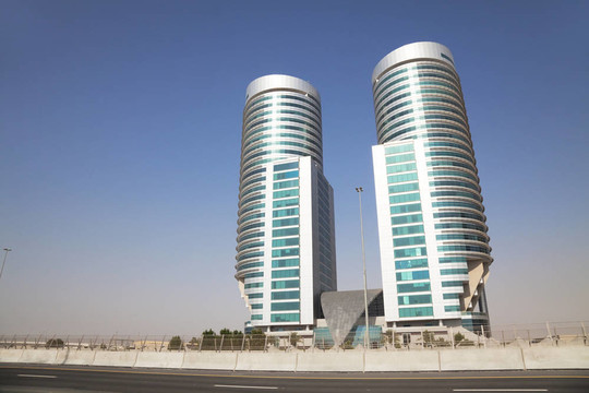 沙漠中的現(xiàn)代建筑；迪拜；UAE