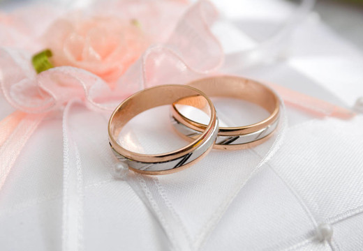 黃金結婚戒指。