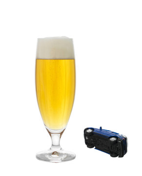 一杯啤酒和一輛車