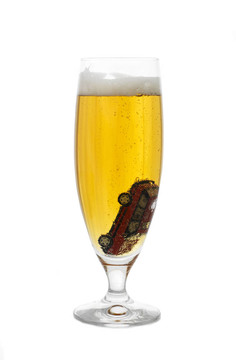 一杯啤酒和一輛車
