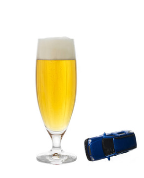 一杯啤酒和一輛車