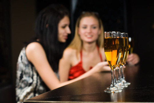 酒吧里的年輕女性
