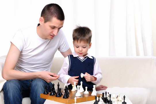 爸爸和兒子下棋
