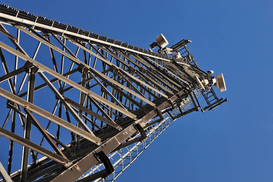 微波鏈路天線在藍天上空的電信桅桿。