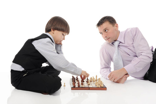 爸爸和兒子下棋