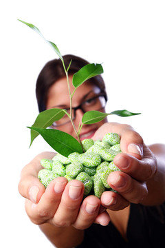年輕的工作女性的綠色植物
