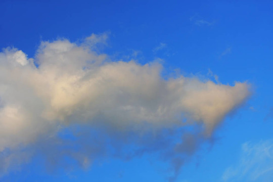 藍(lán)天背景。