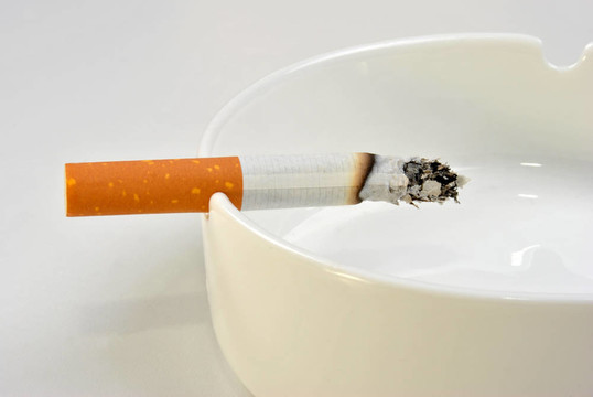 在一個(gè)玻璃煙灰缸，一個(gè)不健康的香煙