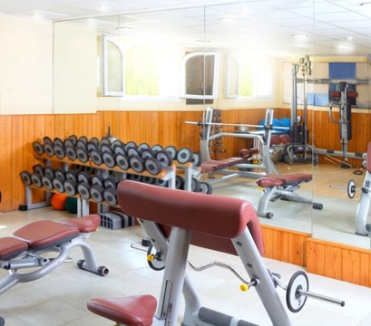 健身房室內(nèi)bodybuliding重量練習(xí)室