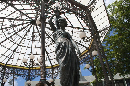 喜歡Ironwork Gazebo
