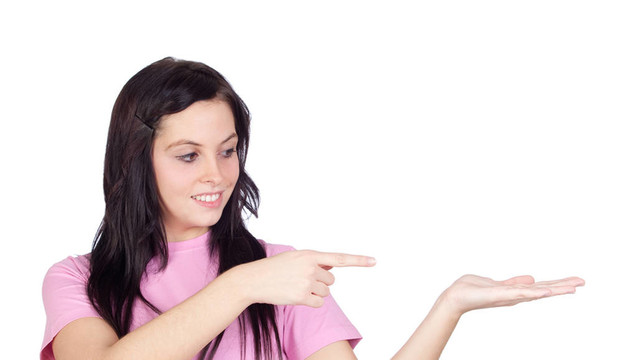 黑發(fā)女孩指著她的手心