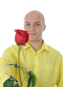 捧著一朵紅玫瑰的男人