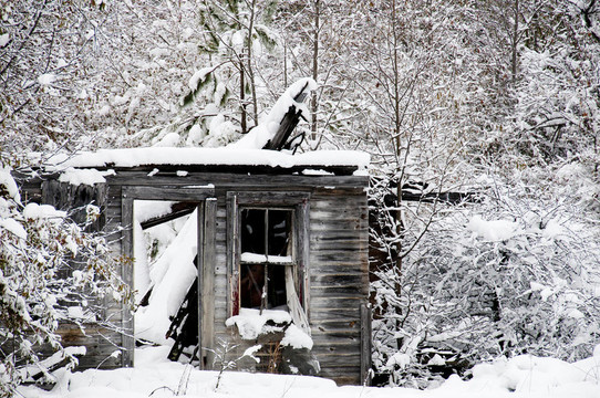 雪中的老建筑