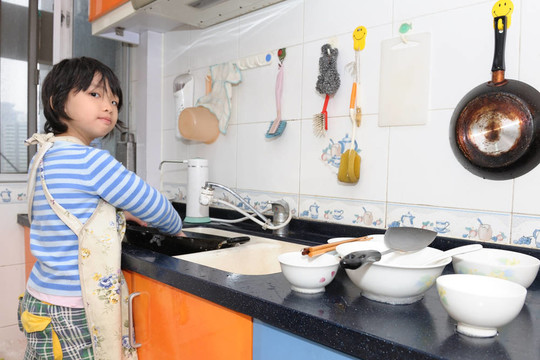 亞洲小孩洗盤子