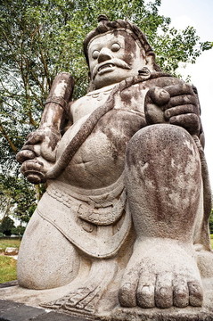 普兰班南寺庙雕像