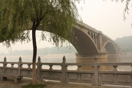 在薄霧中的伊河上的橋