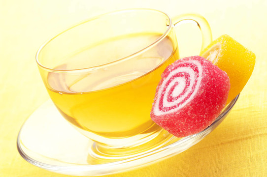 五顏六色的糖果和茶