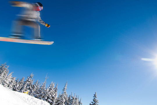 男性滑雪抓大空氣。