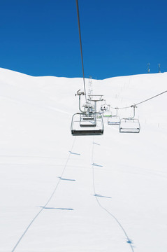 在明亮的冬天的滑雪纜車