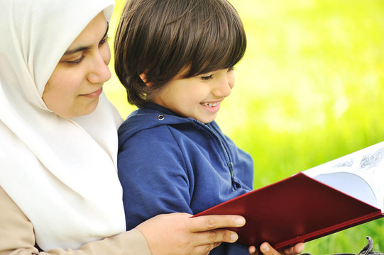 Mother Muslim與兒子在大自然中一起讀書