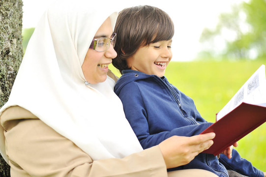 Mother Muslim與兒子在大自然中一起讀書